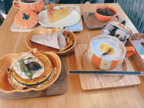 カボチャってカフェに行ったよ！持ち主は生地がカボチャになってるカボチャピザと、カボチャフレンチフライを食べたんだって！