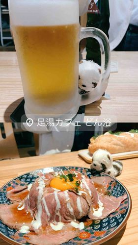 持ち主は気持ちよさそうに足湯に使ってたよ！ローストビーフ丼が噂通りおいしいらしいよ。
