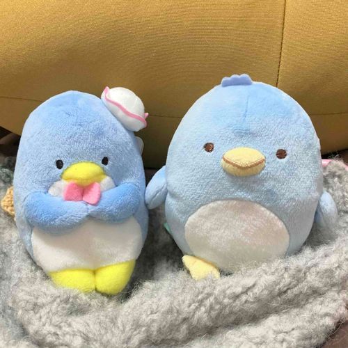 ねーねー、このふたりって似てるよね。
サンリオのタキシードサムくんと、すみっコぐらしのペンギン（本物）くん（飼い主はモノホンくんって呼んでるニャ）
もしかして生き別れの兄弟なのかなぁ？って飼い主と話してたんだ！だって本当によく似てるんだもん。
ペンちゃん達もすっかり仲良しみたいだよ♪