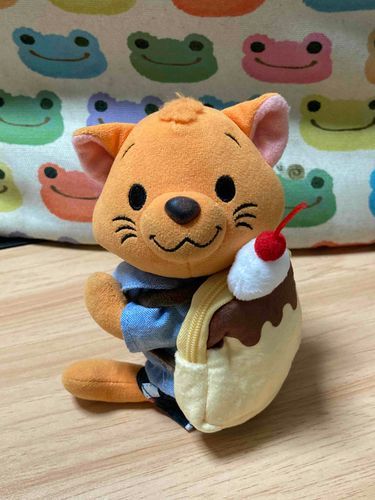 見てみて〜！
プリンのリュックなんだニャ♪
可愛いし、プリン大好き♪……なんだけど、見てるとプリンが食べたくなっちゃうんだよね。