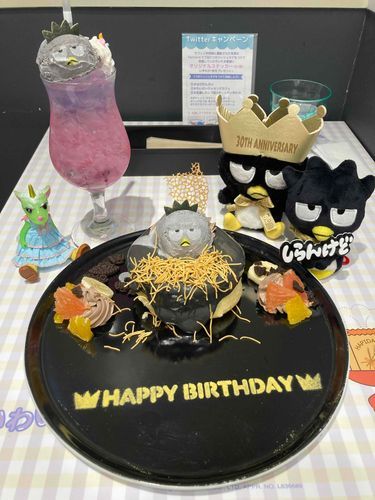 スペシャルメニューの《バッドばつ丸 バースデーパンケーキ》を注文したのは飼い主らしいね。
