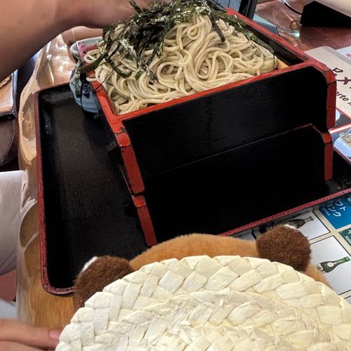 昨日、主の相棒がおやつと言ってざる蕎麦を食ろうていたが…ちと量が多くはないか？？
