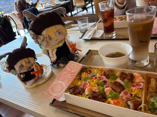 大『しょーそーいんてんの、おべんとっ！』

ゆび『普通の限定弁当とちらし寿司がある。
普通のめにゅーもあるぞ。
これはちらし寿司の弁当だ』

大『おいしっ！おいしっ！』
