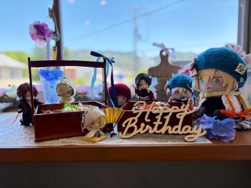 大『あるじっ！おたんじょーび、おめでとっ！おめでとっ！』

ゆび『今日はみんなであふたぬーんてぃーだ』

大『あるじのための、あふたぬーんてぃー！たのしみっ！』

ゆび『みんなで食べるとさらに美味いから楽しみだな』

大『うんっ！』