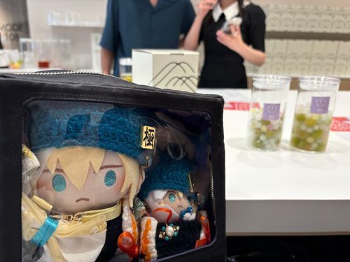 大『うめの、じゅーすの、しろっぷ、つくってきた！』

ゆび『織姫という品種の梅を金平糖で漬けたんだ』

大『かんせい？かんせい？』

ゆび『いや、まだだ。ここから一週間、一日一回掻き混ぜて完成だ。

今回はしろっぷだが、梅酒にすると一ヶ月かかるそうだ』

大『むぅ…いま、のむ、できない…かなし…

でも、いっしゅーかん、あと、たのしみっ！』

ゆび『あぁ、完成が楽しみだな』