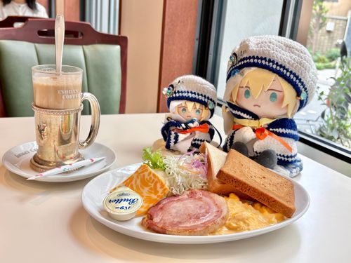 大『もーにん、ぐーっ！』

ゆび『本店のもーにんぐもいいが、こっちもいいな』

大『ほんてんも、おいしっ！』

ゆび『こっちのおすすめはあるじ曰く、ぱんを四分割しておいて、その上に皿の上の他のおかずを載せておーぷんさんどにして食べる、だそうだ
塩も置いてあるから、いい塩梅にできるぞ』

大『いい、あんばいっ♪』

ゆび『そういえばみゅでそんな歌詞もあったな
覚えててえらいな』

大『おれ、えらい！おれ、てんさいっ！』
