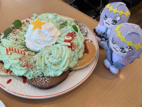クリスマスリースみたいで綺麗なパンケーキだね！
僕らにも分けてよ！