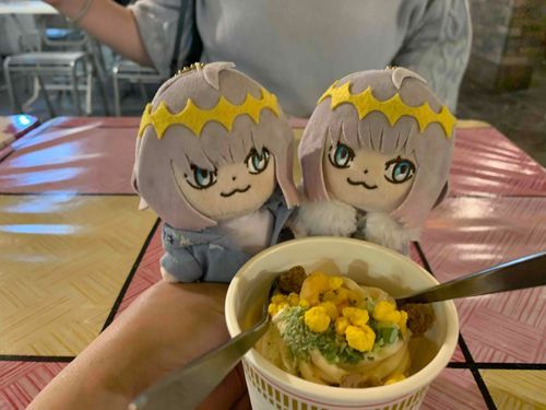 えっ、ラーメンじゃなくてソフトクリームだって？
だまされないぞ！
飼い主のばか！