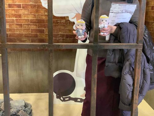 飼い主のみちづれでつかまっちゃった…。
やだよぉ、僕はわるくないよぉ！