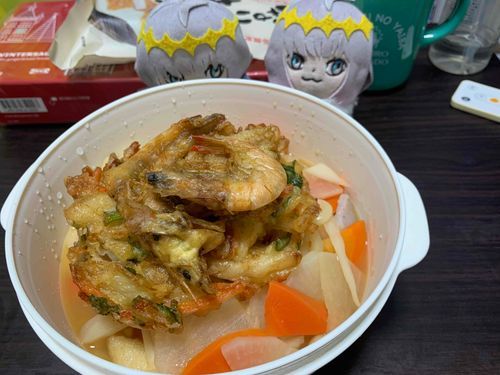 飼い主の年越しうどんだよ。
どうやったら僕ら2人でぜんぶたべられるかな？