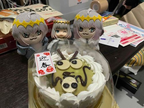 飼い主が急にケーキをかってきたよ。
クリスマスケーキのかわりだって！
僕はこんなものできげんをとれるやすい男じゃないぞぉ！