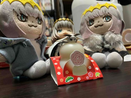 この前の鏡餅にブランカを乗せてみたよ。
キュートじゃないか！
