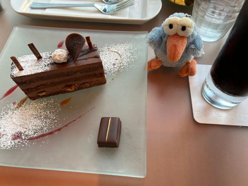 チョコケーキちょこっと食べる