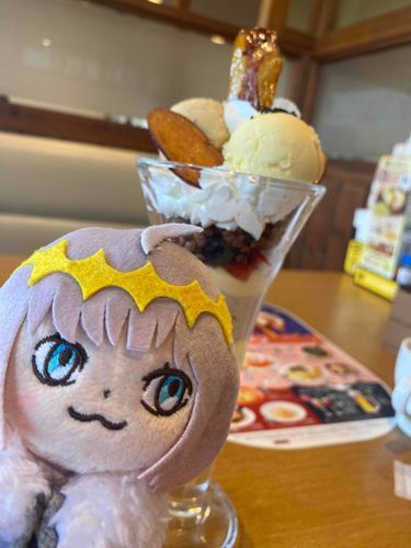 今回はお芋のパフェだって。最近甘いもの食べ過ぎじゃない？太るよ