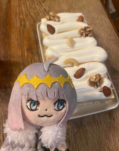 誕生日のケーキまで自作するなんて暇人だね、まぁ味は悪くないんじゃない？