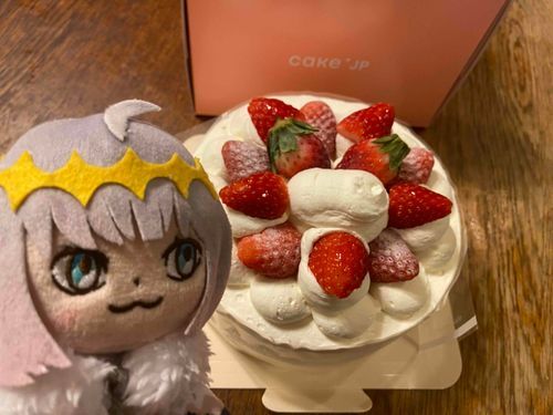 撮影係の誕生日ケーキと僕！苺がキラキラしてて素敵じゃないか！