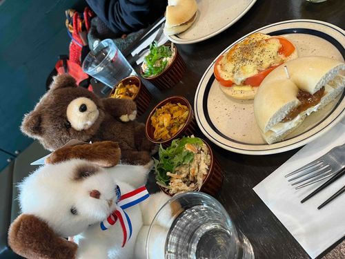 近所のベーグル屋さんですっげーうまいツナとトマトのベーグルとクリームチーズといちぢくのベーグル食べたよ！