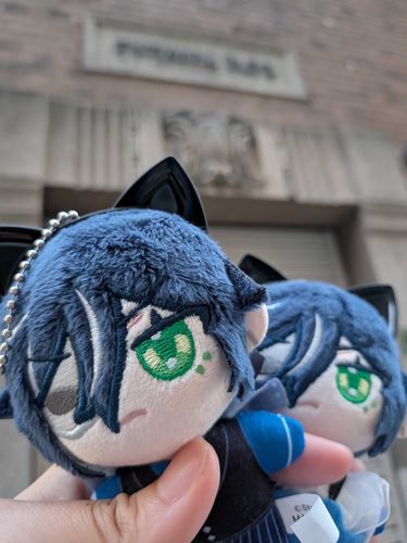 キリリ「…かっこいい建物だろ？」

おしゃ「おいっ、押すなよ…！」