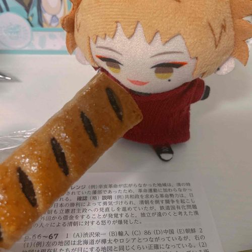 は！！！なんかうまそなおやつ！！！！みてもらてるおれいだって！！！ぴす！
