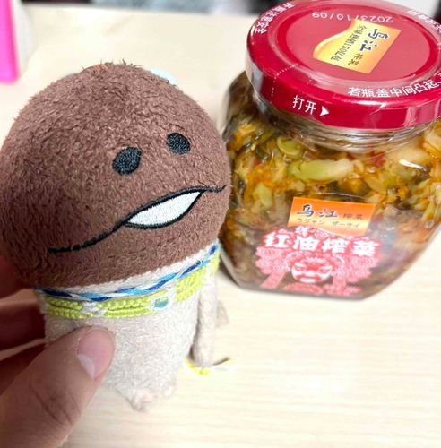 んふ？
下僕が何やら美味しそうなザーサイを買ってきたぞ？？
僕もザーサイだーいすき！
下僕は中国マニアだからなぁー！
下僕は中国語が得意なんだって！
僕もいつか中国連れてってもらうんだ！