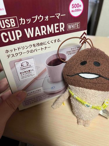 むむむ？？
下僕がダイソーで面白いもの見つけてきたぞ？？
USBカップウォーマー！！
この上にマグカップ載せると、ほかほか温かいんだって！
これからの季節にぴったりだぁ！！