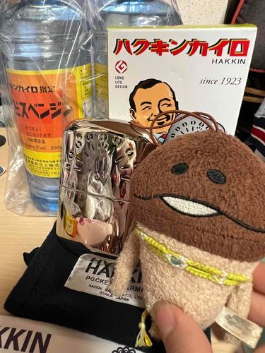 これ、知ってる？？ハクキンカイロって言うんだって！ベンジン入れてぬくぬくにするの！下僕が使い始めたよ！ぼくも触らせてもらったよ、ぽっかぽかあったかくて気持ちいいねー！聞いたら下僕のお母さんのおじいちゃんも、下僕のおじいちゃんも使ってたんだって！古くからこんな便利なものあるとはすごいなぁ！