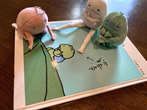 なにやら反省会中のようです。
くまは大臣として、仲間たちの意思を尊重します。
でも、もしこのおうちからの逃亡をはかっているようならそれを阻止するのもくまのお仕事です。
大臣職のつらいところですね。