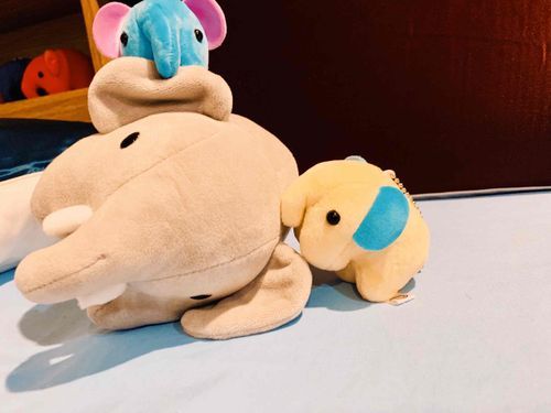 ちいさいぞうの子たちはもう元気いっぱい。
かくれんぼか鬼ごっこをしようと懸命に提案していますが、
果たしてその願いは叶うのか。