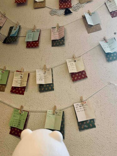 おはようございます。
アロベントカレンダーがすべてひらいてました。
クリスマスにまつわるクイズが書いてあったみたいです。
サンタさんはなぞなぞが好きなおじいさんなのでしょうか。