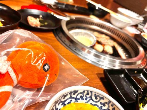 なんかせまいよ〜〜💦
あれ、美味しそうなお肉があるよ、、🤤ぼくのぶんもあるー？？？