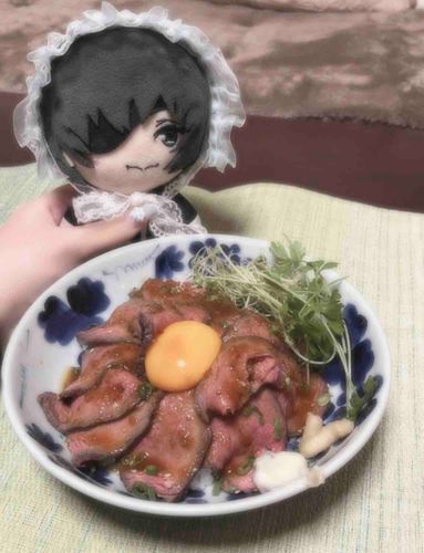 ローストビーフ丼を食べたよ〜
あと新しいヘッドドレスを作って貰ったんだ〜💚可愛いでしょ〜
