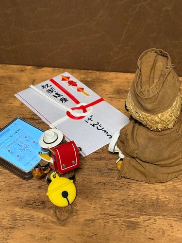 今日は、ぬいぐるみ神社⛩️
㊗️生誕祭じゃからの〜

あれ❓源さん⁉️
なんかリボンが違うよ💦

なんと⁉️
何度も結べる【蝶結び】が望ましい…じゃと💦

わしのは…
【あわび結び】一度きりで解けない💦婚礼用です💧

マジか〜

