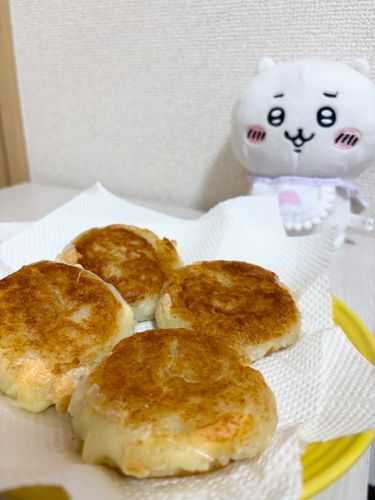 台風の日暇だったのではじめて
チーズいももちを作ったよ🧀
サクサクでおいしくできた🧸
