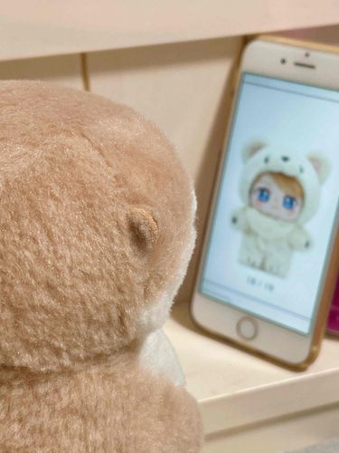 やまだです。
どうやら飼い主が新しい仲間をお迎えしたようです。やまだの知り合いではないのですが、たしか飼い主が「がちゃでだいばくしした」などと喚いていた際に拝見したお顔に似ているような。このSNSには登場しないかもしれませんが、お会いするのが楽しみです。