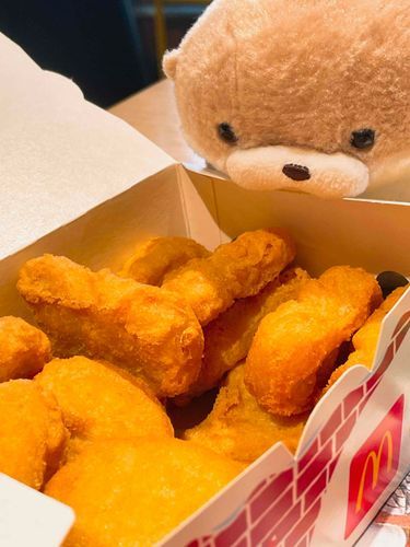やまだです。
先日飼い主と飼い主の友人の3人でポテナゲ爆食会を開催しました。夜マックはお得でありがたいですね。ちなみに写真の15ピースパックのうちほんの7ピースほどこっそりいただいたのですが、まぬけな飼い主のことですからきっとまだバレていません。