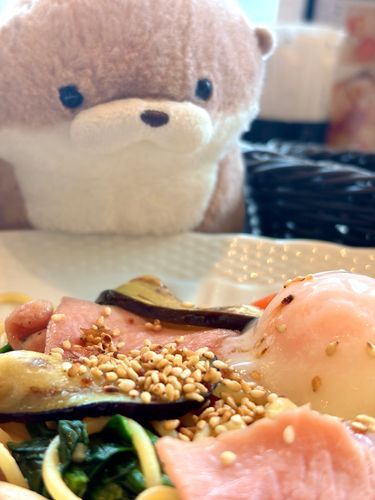 やまだです。
卵が乗っている料理は問答無用で美味しそうに見えるので困ります。メニューを開くとまず卵が乗っているか乗っていないかで見てしまい、やまだはもはや卵を食べに来たのではないかと思うこともしばしば。いいえ、卵は何も悪くありません。誘惑にまんまと負けてしまうやまだの忍耐力のなさに、情けなくなります。