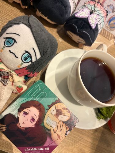 やっと抽選に当たりufotableCafeに行けたよ〜！
珠世さん好きなので珠世さんのドリンクにしたよ！ちびえんちゃんと一緒にこれて嬉しいね！
ちびえんちゃん「ドリンクもデザートも　おいしいねぇ」