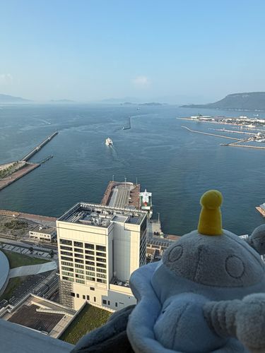 ここは高松港
海は美しく島々はここではないどこかへひとをいざなうようである
ひとにつれられてぼくは海を越えた
つい数日前のこと