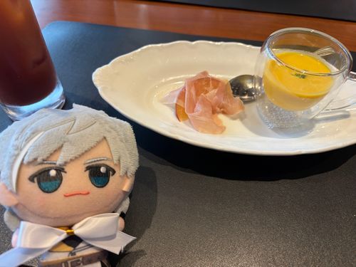 イタリアンに来ました！
前菜は生ハムすももと冷製スープだそうだよ
不思議な味だ…栄養があるね‼️
