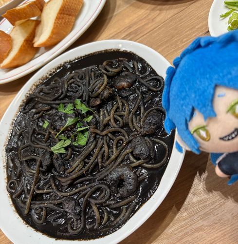 イカ墨パスタって…
この世の食べものとはおもえないほどの黒さって感じ…。君もそう思うよね？
このエビなんて見てよ。真っ黒！
味はまあ、おいしかったけどさあ