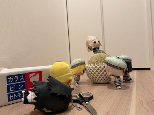 “げんかん”と呼ばれる場所で巨大なおやつを見つけたチビ達