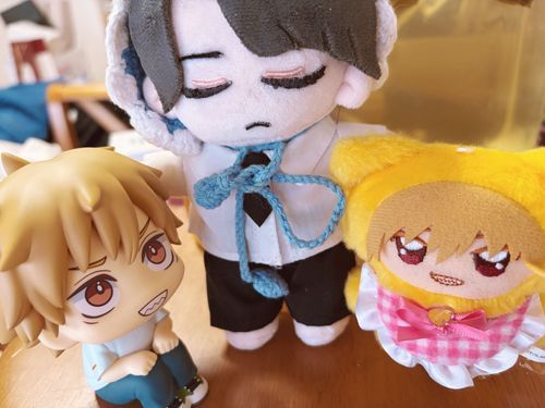 今日朝イチで届いたﾃﾞﾝｼﾞくんのるかっぷと、元からいたちみけもﾃﾞﾝｼﾞくん
に挟まれるナレーターさん

@💛: よろしくな、持ち主！

*…なんだか、騒がしいのに囲まれてるな*