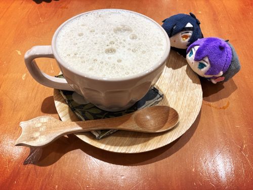 主が飲むほうじ茶ラテを凝視する厨組たち。主だけ飲んでごめんね。