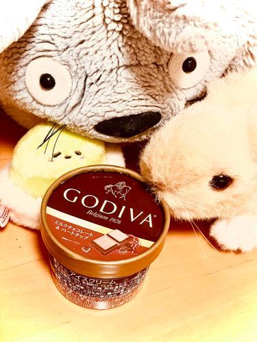 3時のおやつ！！！
みんなでなんと、ゴディバのチョコアイスだよ〜！✨✨✨
ママのお誕生日だからおねえちゃんがフンパツして買ったんだって！！🎂
ママおめでとう〜！
おいしくたべよ〜🧡
