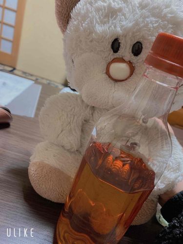 ミミねぇ、今まではミルク飲んでたんだけど、これからは健康志向になってお茶を飲むことにしたんだぁ。お茶って素朴で美味しいのね❤️特に生のお茶っていうふうに謳われてるやつ、さっぱりしてチョー美味しいの！でも、しぶーくみどりいろのお茶にも挑戦していくつもりなの。
私は日本生まれだから全部のお茶を飲めるようになるのが今のもくひょうなんだー🎶みどりのお茶はまだ、にが〜くて飲めないけど、いずれ頑張る😤よーし、見ててよ❣️