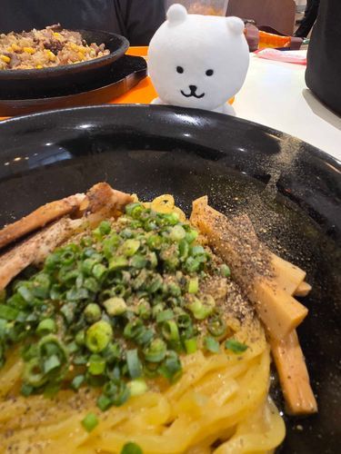 む……油そばはね……ラーメンよりカロリーがすくないんだってさ…………

2026.9