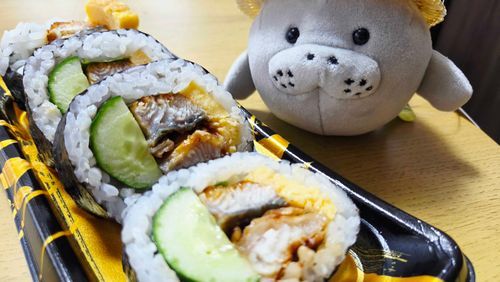 うなぎのお寿司を食べましょう。君にはすこし大きいかな。