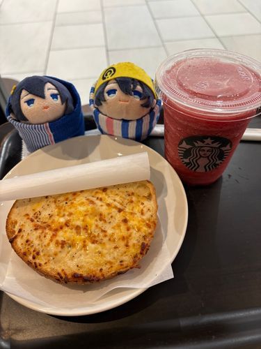 きょうは　ひさしぶりに
ふたふりで　おでかけだ
くろっくむっしゅ？
たべて　さくらも🌸
めでてきた