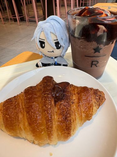 おはよう
おぺらふらぺちの　と　
ヘーゼルナッツこるねってぃで
あさごはんかな
きょうは　あるじと
ぶーぷのおかわりにいってくる❗️