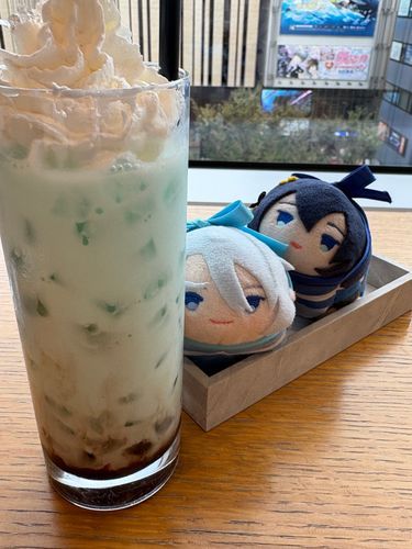 ちょうぎと　こらぼかふぇに
いってきたぞ
くりあしーとで　ちょうぎが2まい
でてきて　あるじこうふんで
ふるえてるぞ😂
よきかな💙